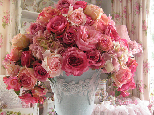 blue-vase-decoration-pink-pink-flowers-pink-roses-Favim.com-146109